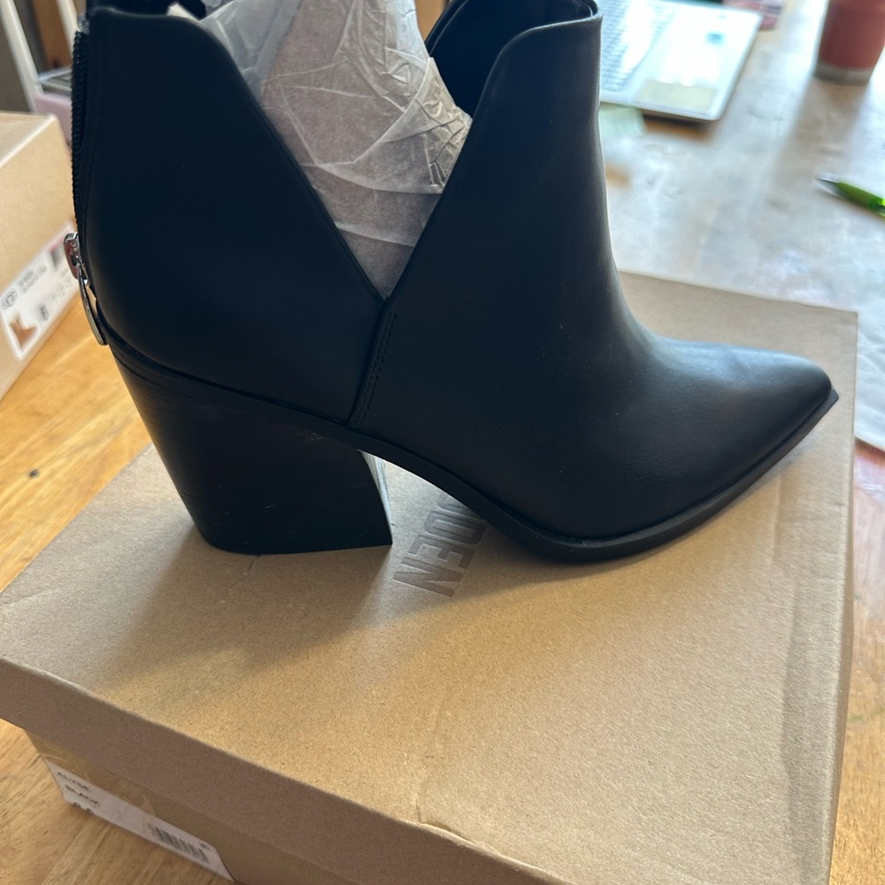 Steve Madden Black Ankle Boots with Modern Silhouette